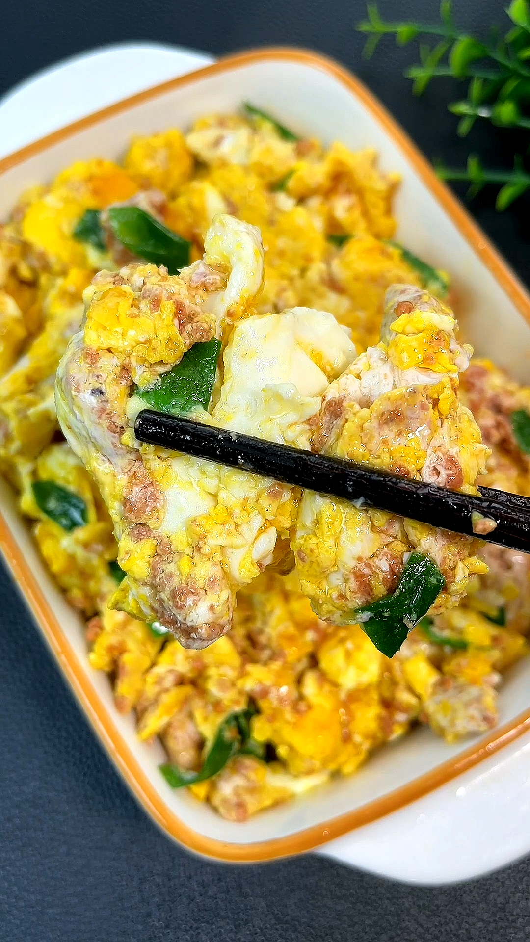 在家做个拿手菜东北人的餐桌上一定少不了的就是虾酱炒鸡蛋