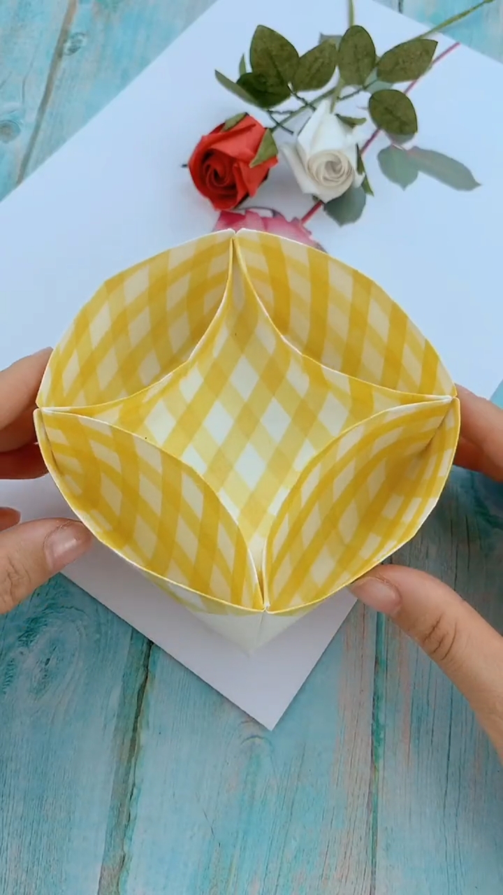 又快要过年了,一张纸做个五格零食盒,到时用来装好吃的!