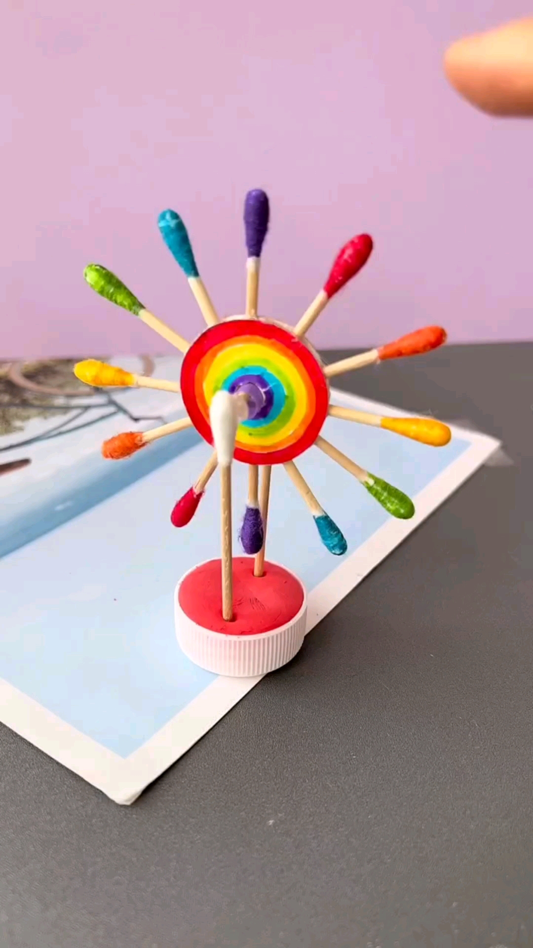 手工制作#用棉签和小瓶盖就能做旋转的摩天轮-度小视