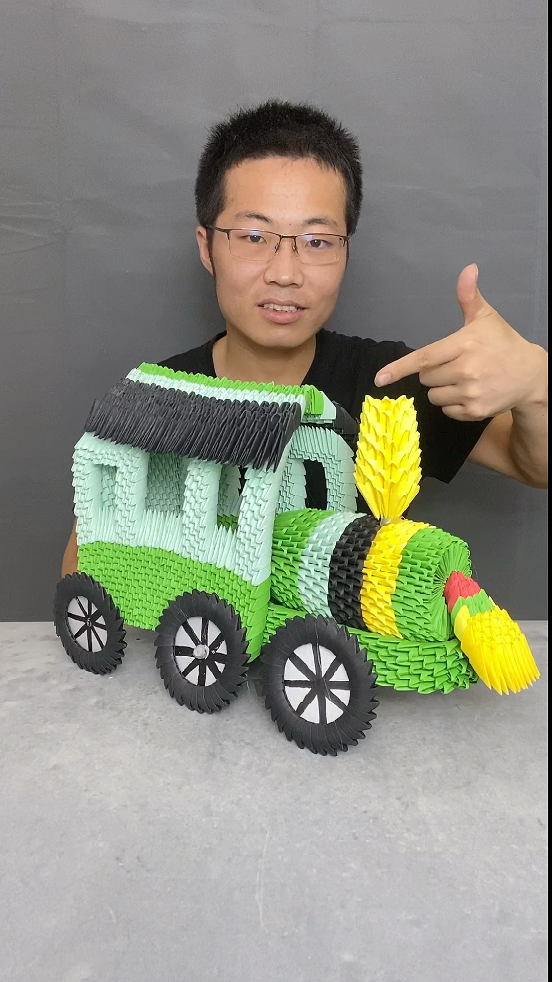 手工制作#纯手折纸做的绿皮火车,像吗-度小视