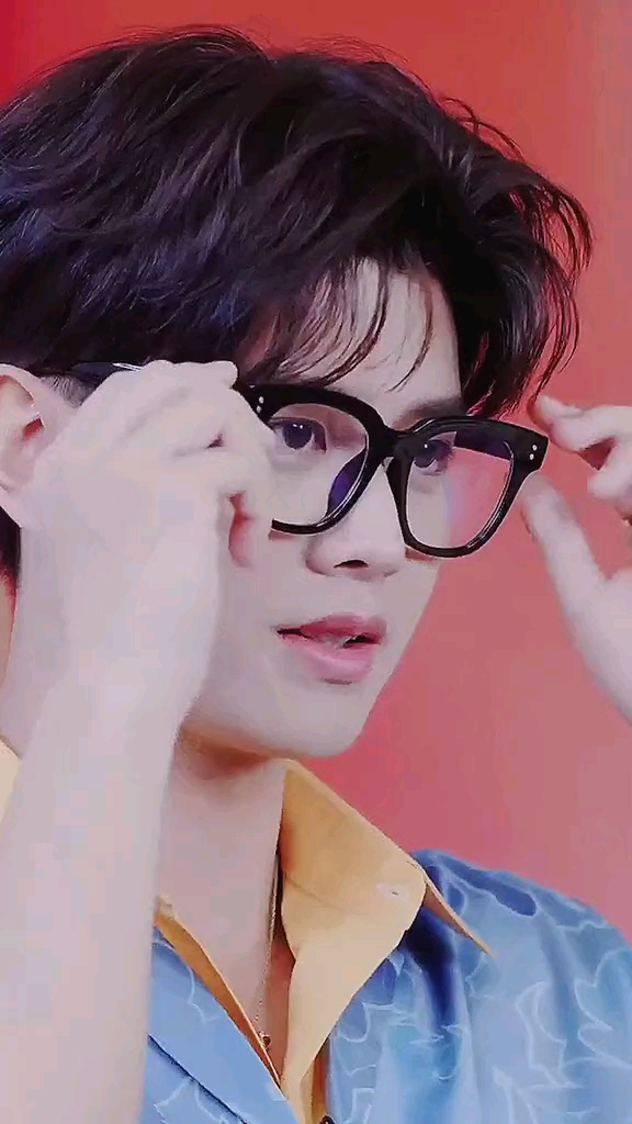 任嘉伦#捕捉到一个戴眼镜的小哥哥咋样都帅气