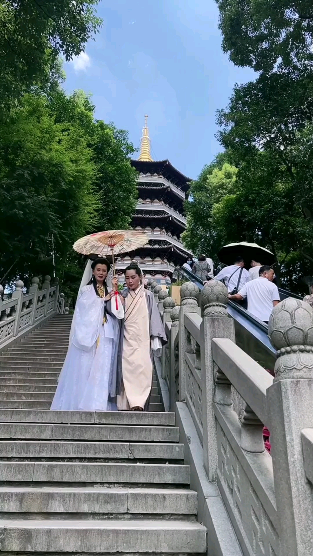 新白娘子传奇这是许仙来雷峰塔接娘子了