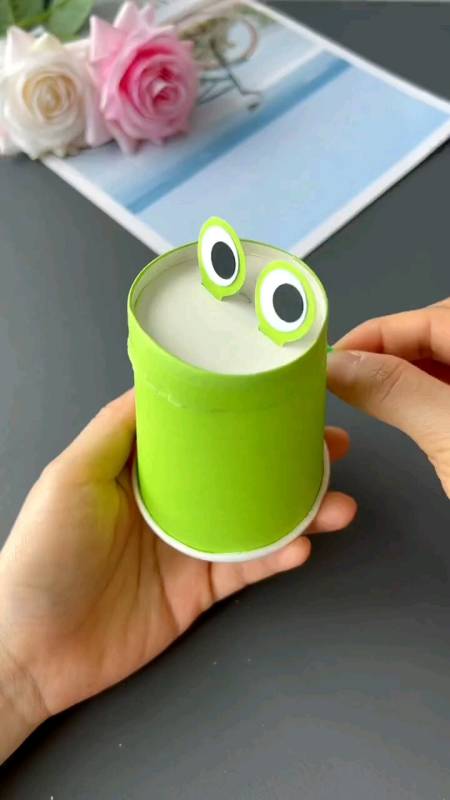 用纸杯给孩子做一只唱歌的小青蛙吧