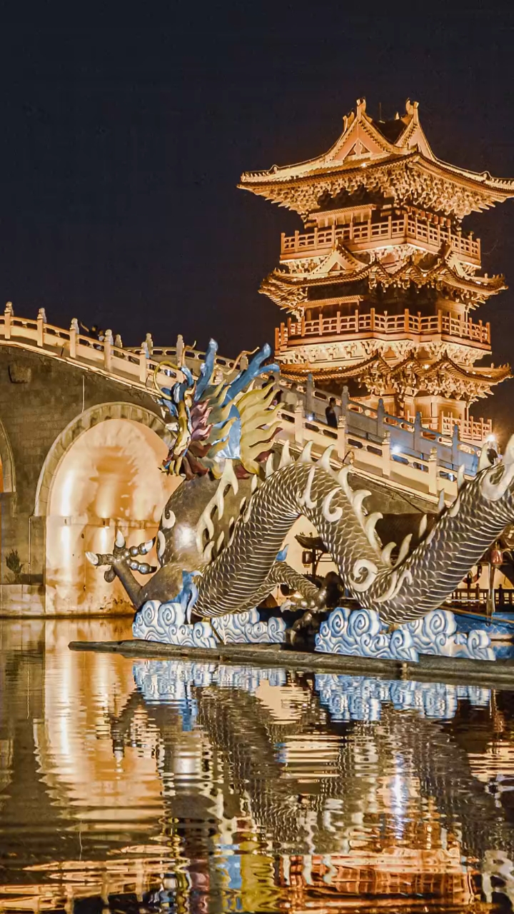 五一打卡的地方清明上河园夜景.