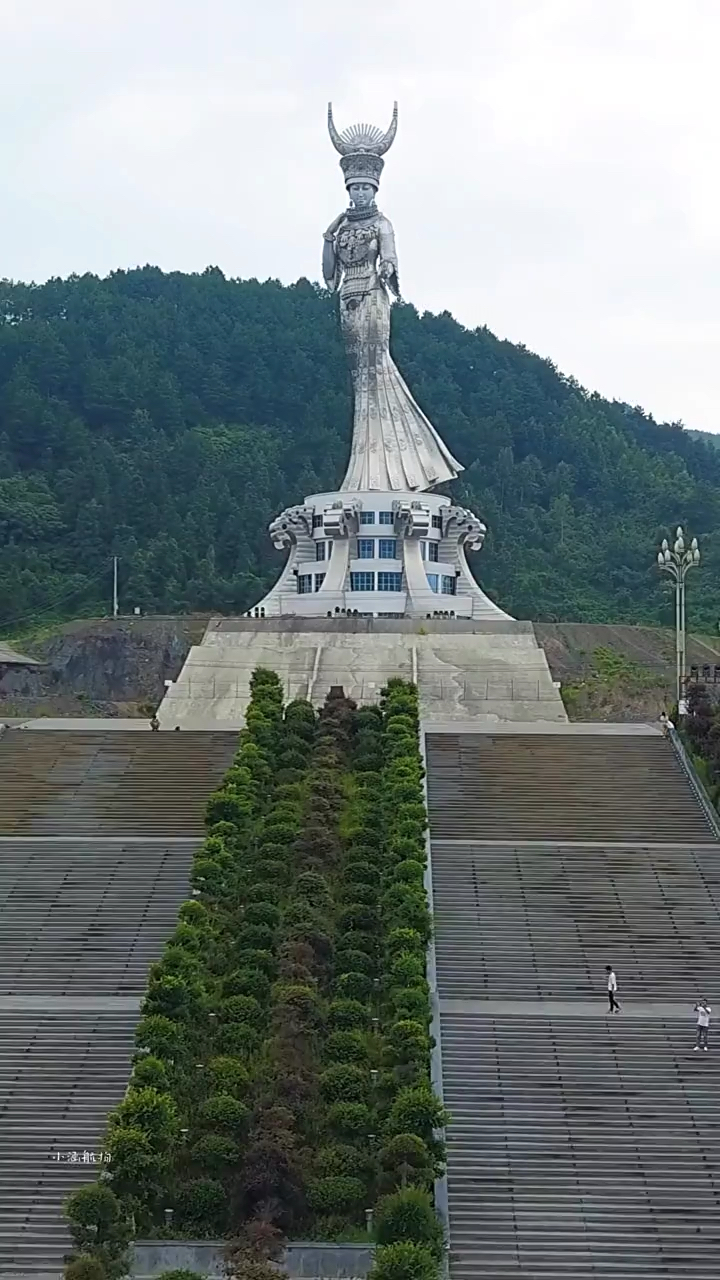 仰阿莎女神像图片