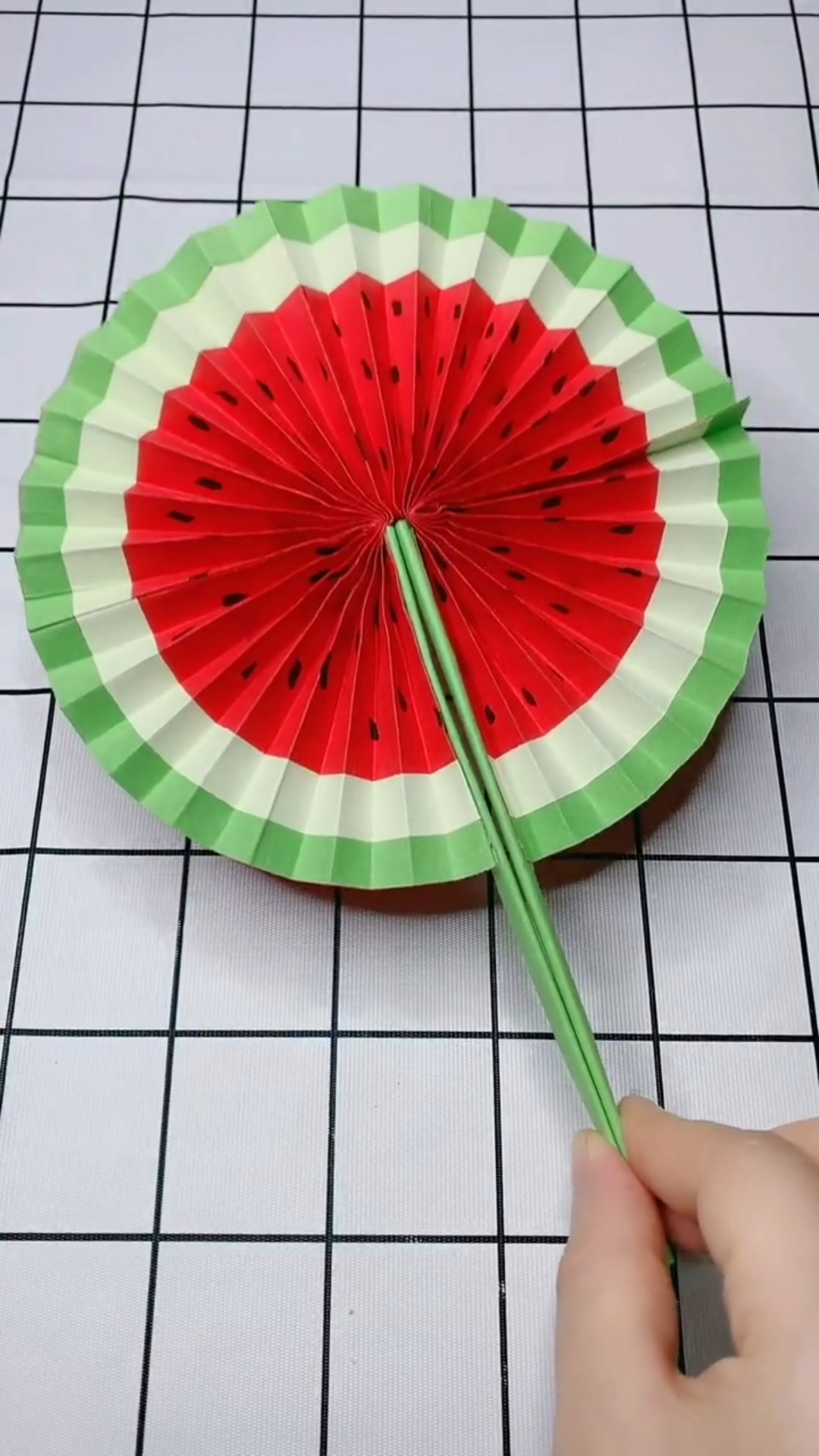 你好,夏天#夏天做个可爱的西瓜扇子吧!