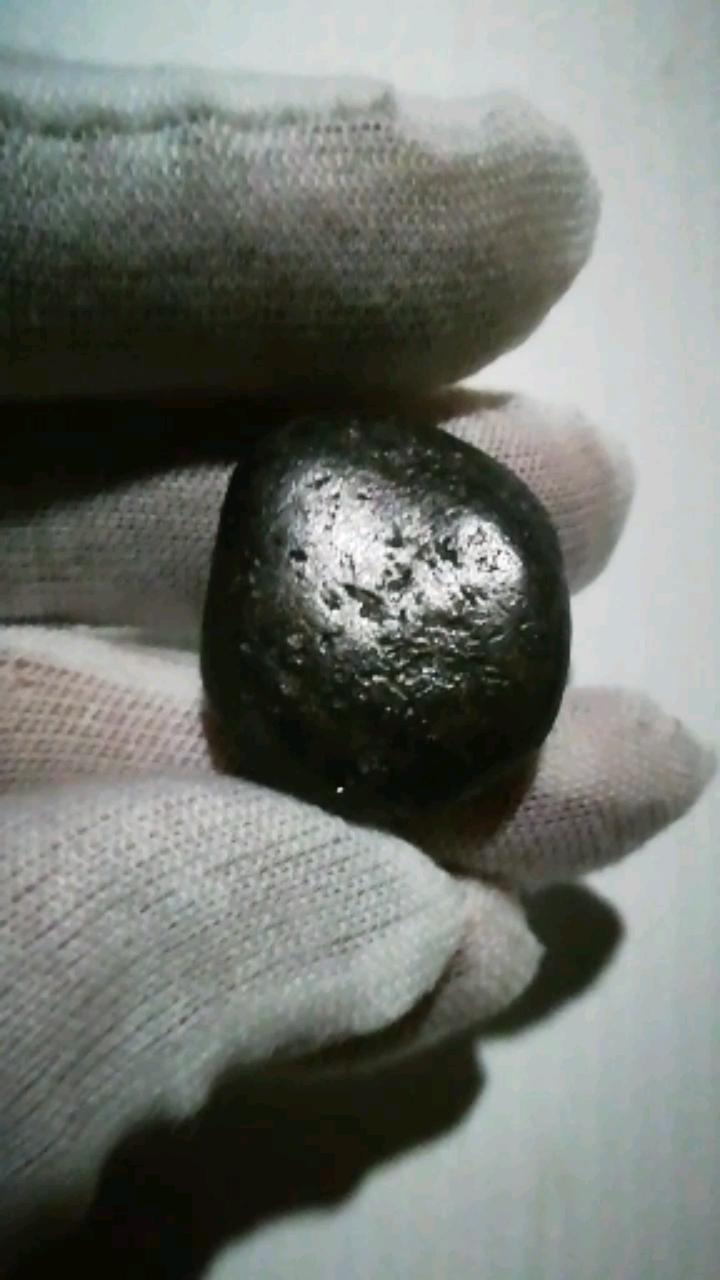 分享一颗饼状体无球粒的黑金刚橄榄石质石陨石,喜欢的石友藏友点赞