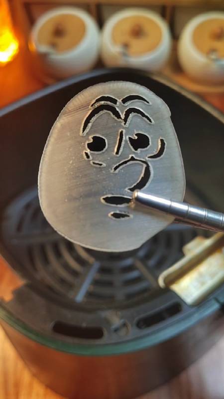 空气炸锅温度180用空气炸锅烤这表情虾片会变成啥样