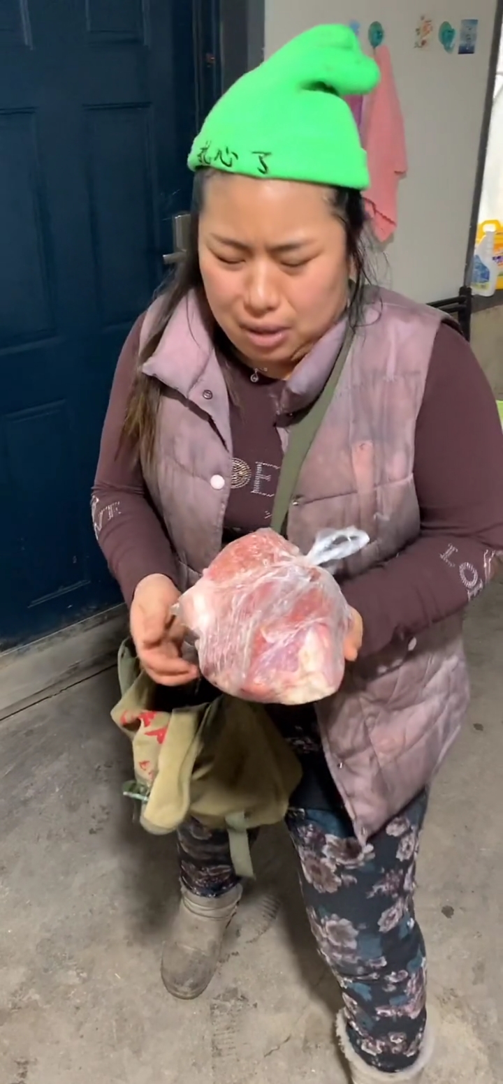 东北大姐卖家里干活的工具换钱买肉吃,摊上这样败家的媳妇,老公只得
