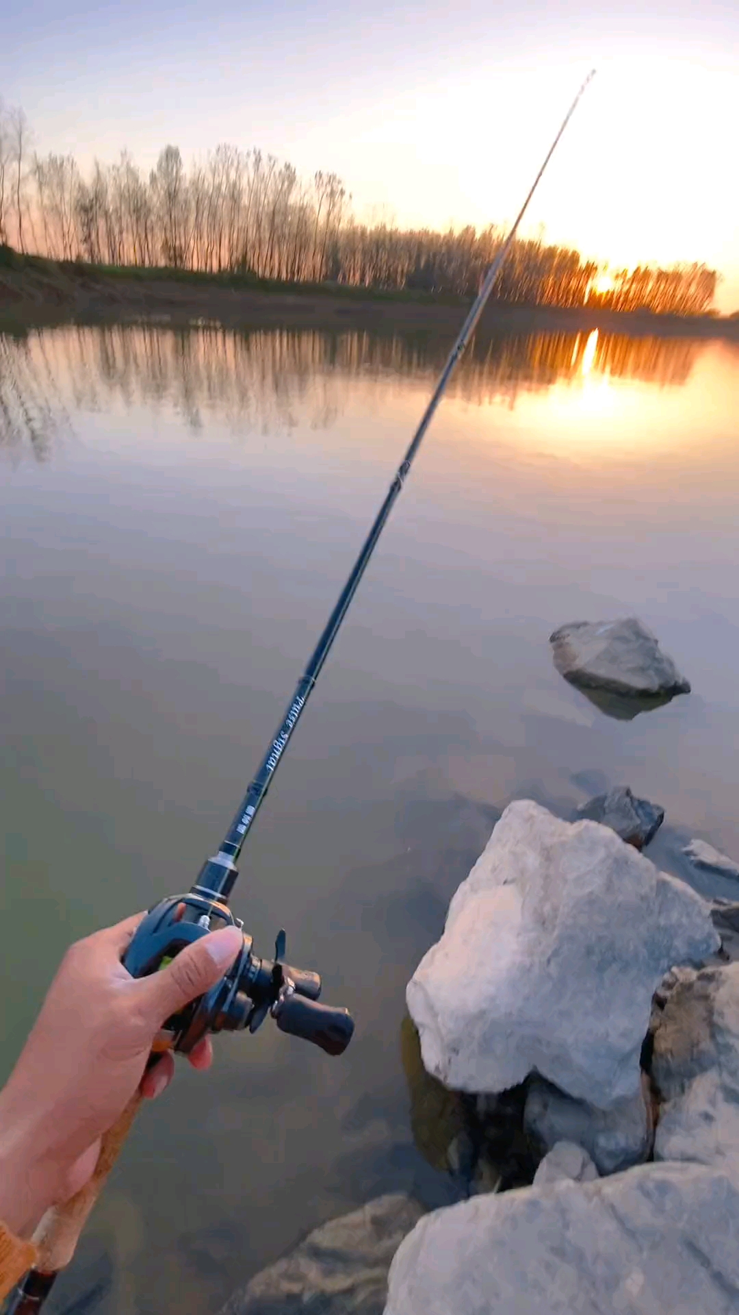 野钓钓鱼#路亚人的傍晚,景色醉人有没有?-度小视