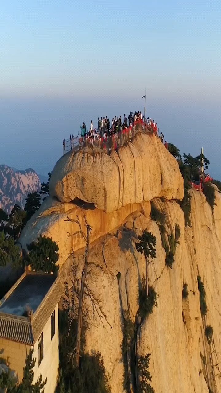 华山自古一条路,终于拍到了山顶的壮观.西峰绝美风景!