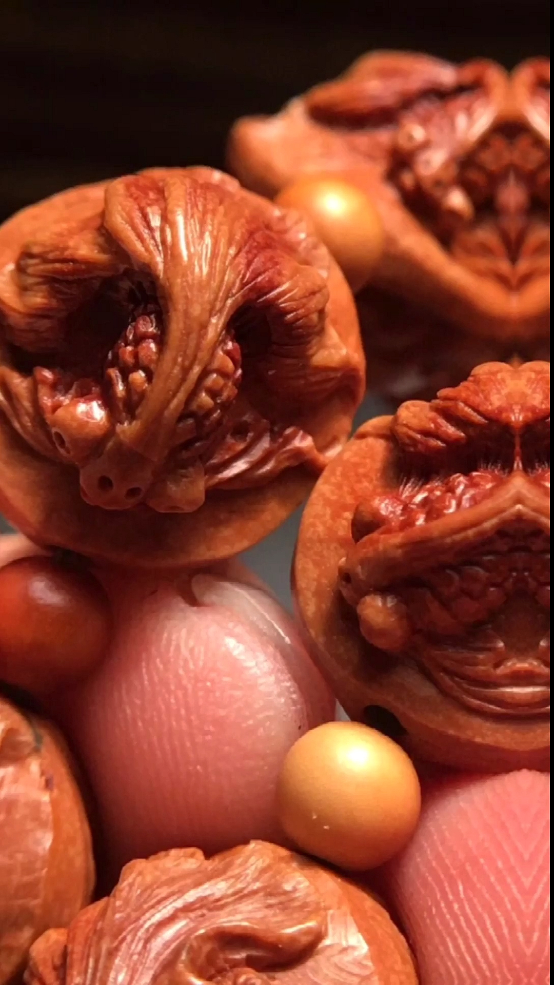 核雕#橄榄核雕,核雕金鱼"金玉满堂"雕刻精美,活灵活现!