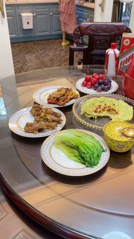 晚上吃饭时,有点事要忙,让公婆先吃饭,回家发现所有的菜没翻动,只吃