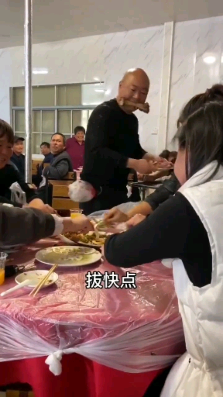 搞笑段子劇#農村宴席想給媳婦兜點菜,沒想到大媽太厲害,還好我機智!