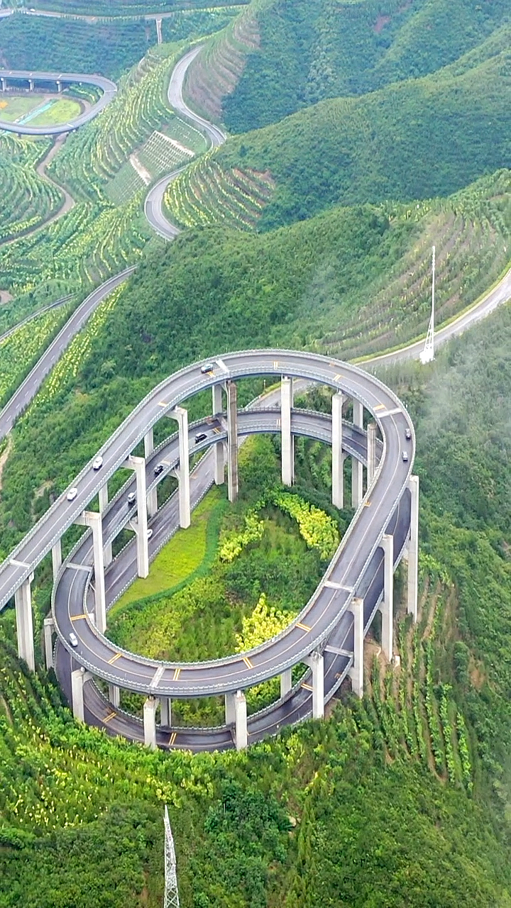 旅行#山西最美3层螺旋公路,走在道路如过山车般在云中穿梭!