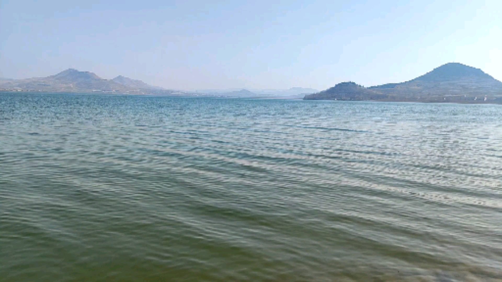 美丽的岩马湖