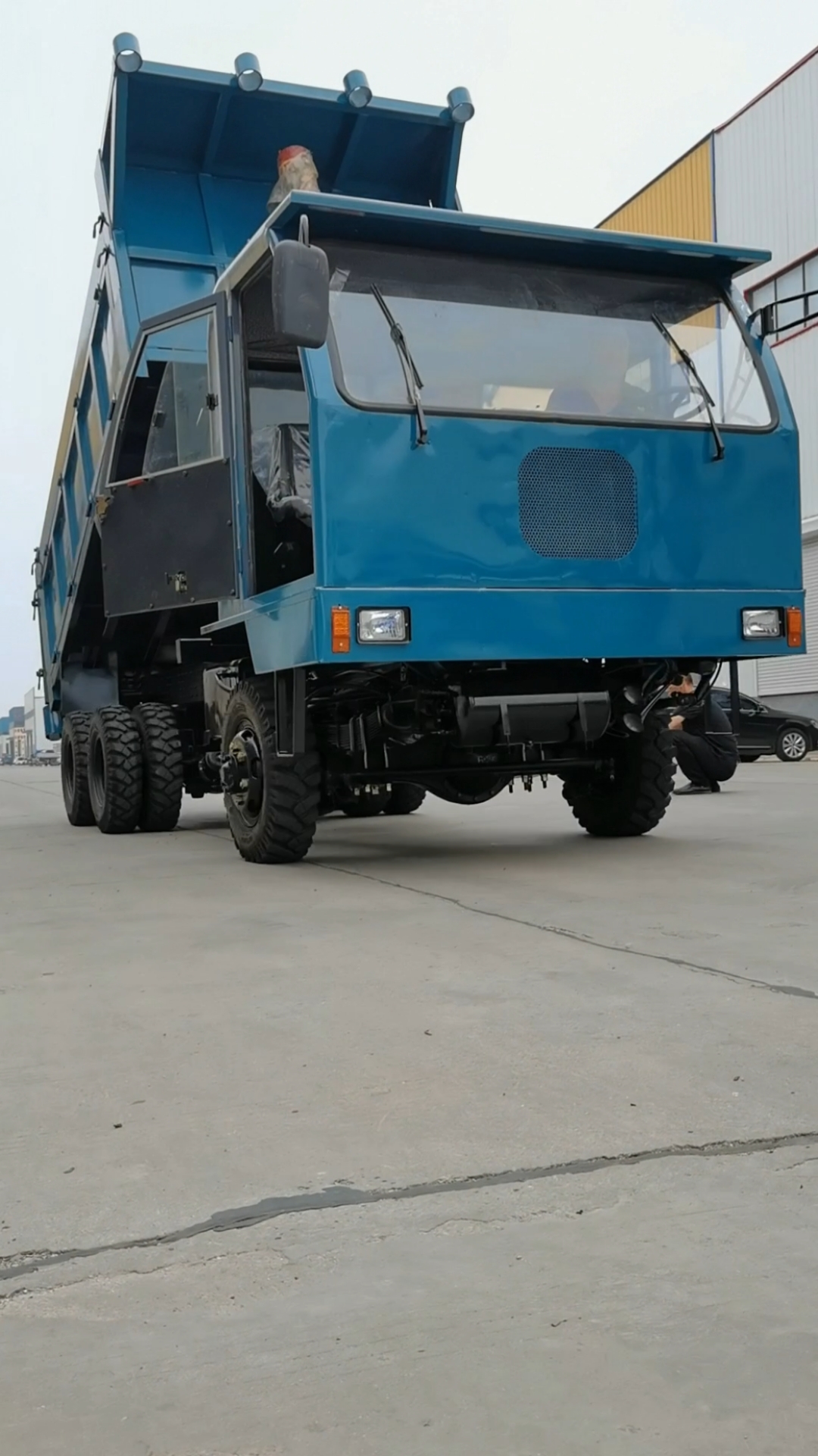 六驱自卸翻斗运输车