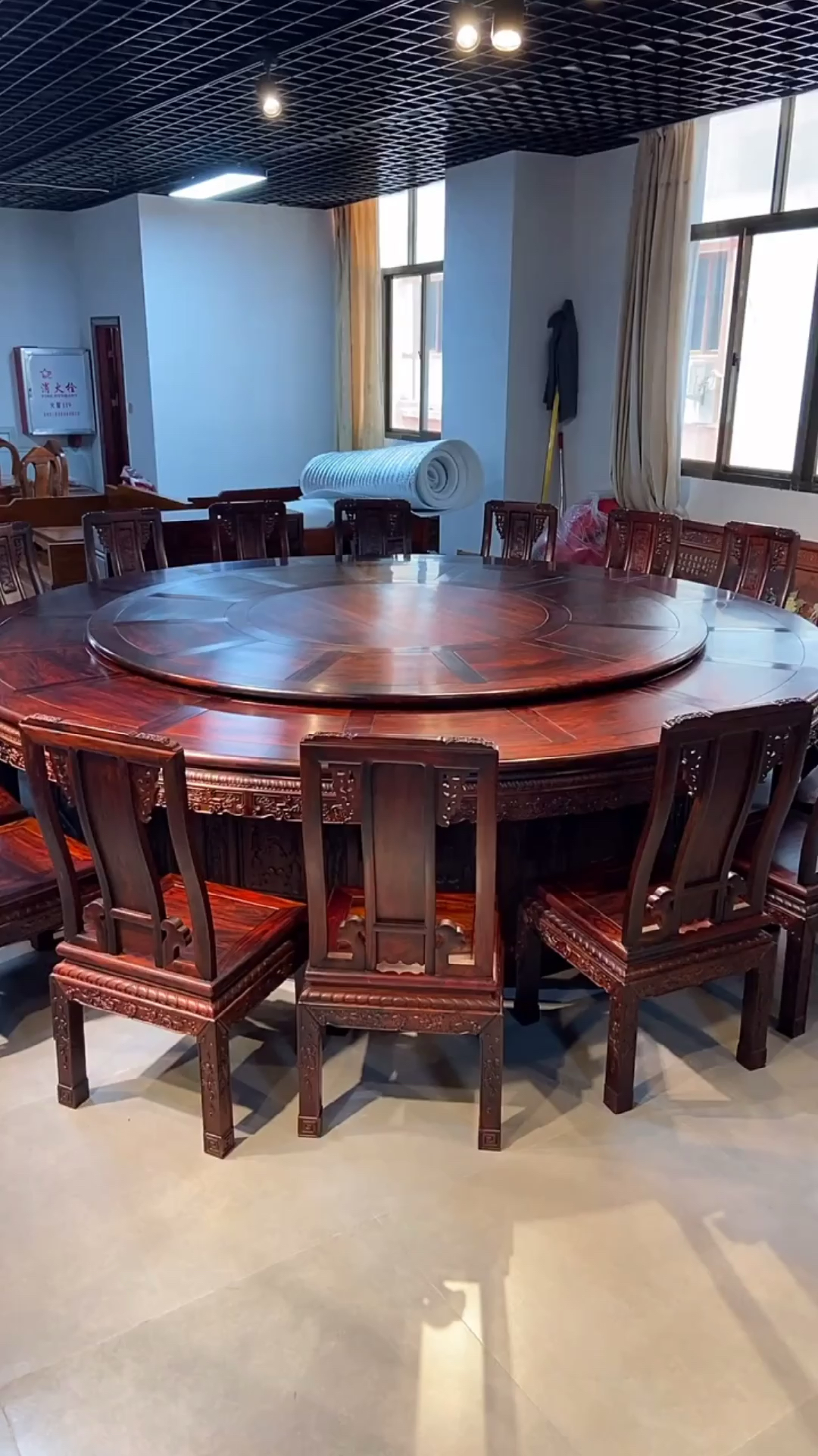 古典红木家具#别墅里吃饭专用的圆餐桌,霸气,高档!