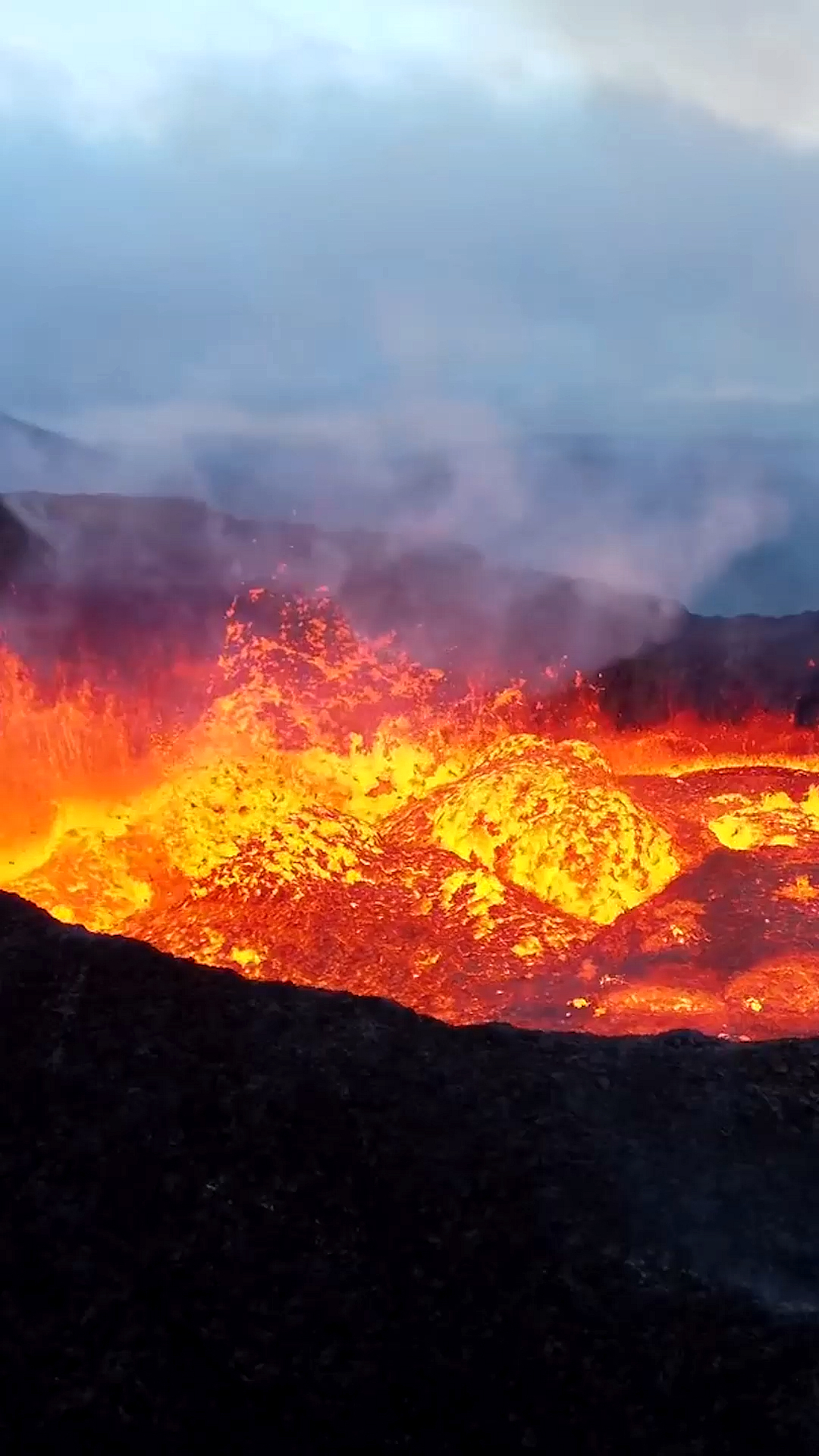 冰岛火山炽热岩浆04大自然的力量让人敬畏