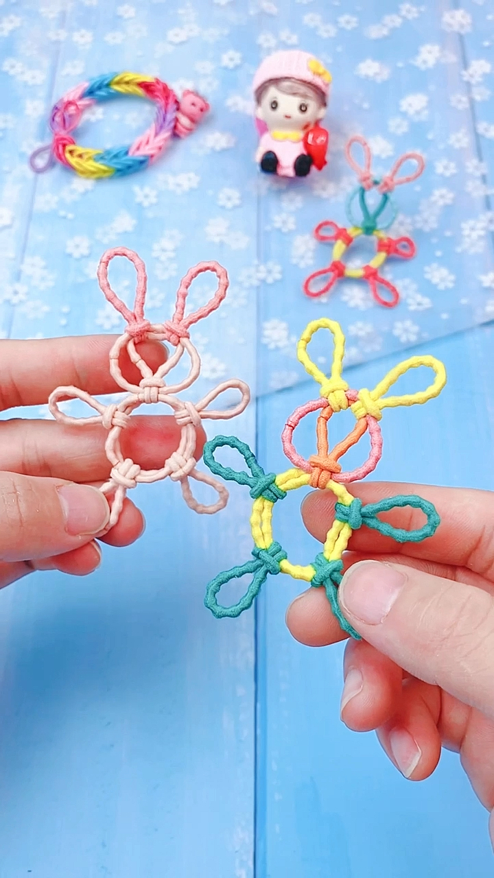 手工制作哇原来用皮筋也能编可爱的小兔子耶收藏起来编给闺蜜吧