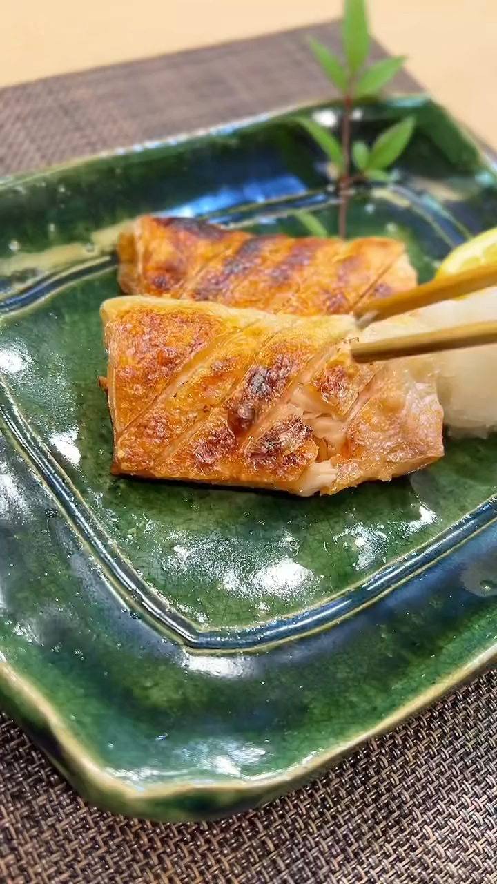 美食#烤一块三文鱼腩,大家看着有喜欢的吗?-度小视