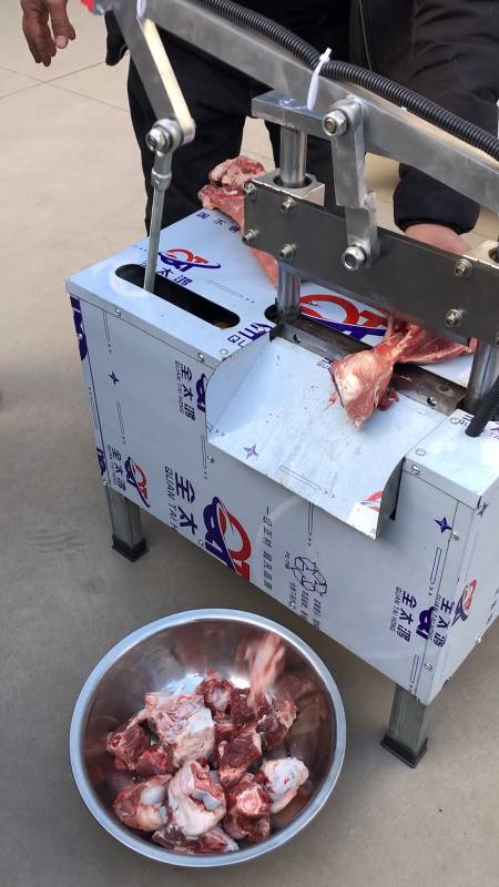 切骨机可手动和电动,适用于切牛羊猪硬软骨,效率高不费力