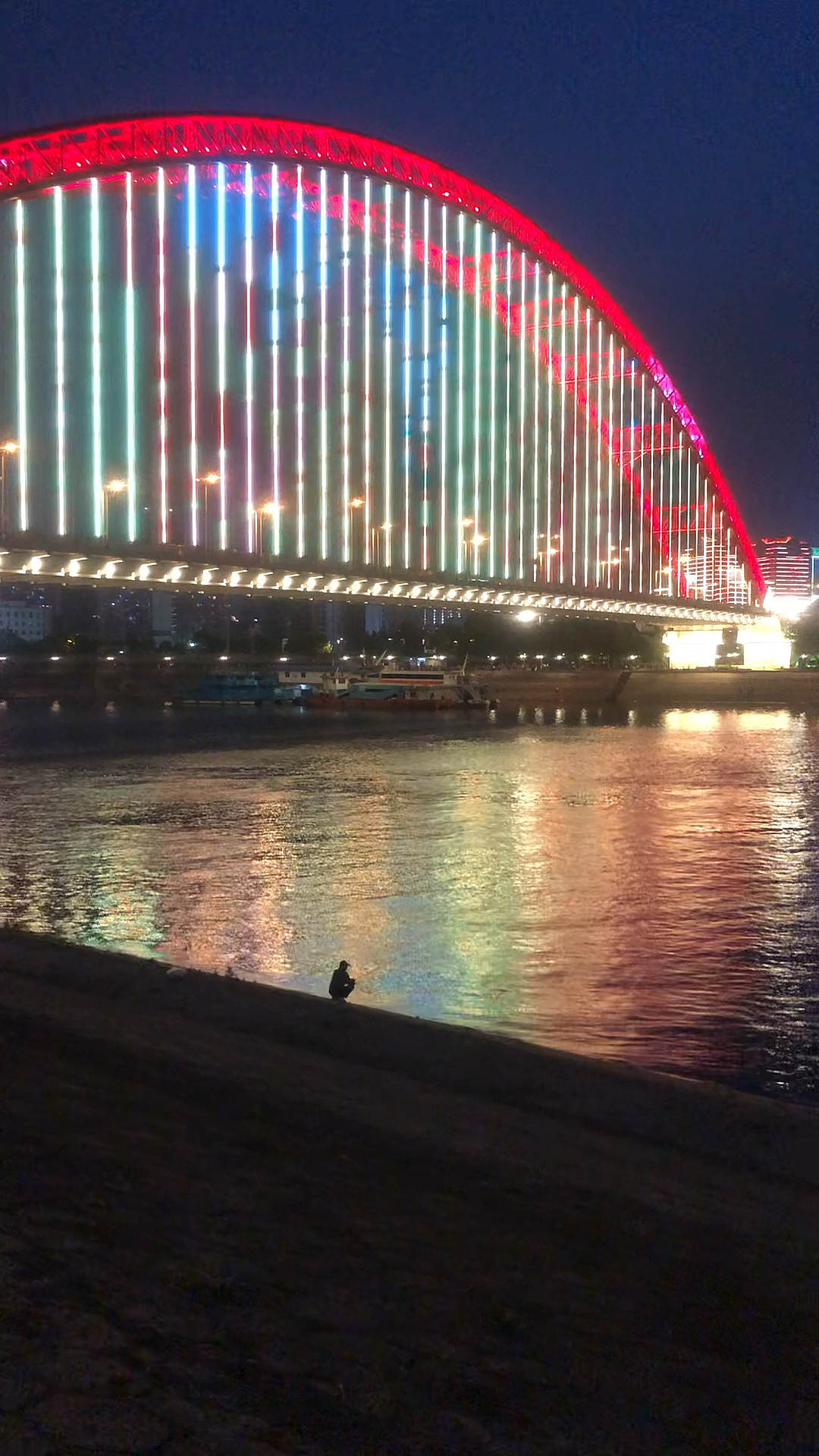 迷人的夜晚,可爱的武汉晴川桥