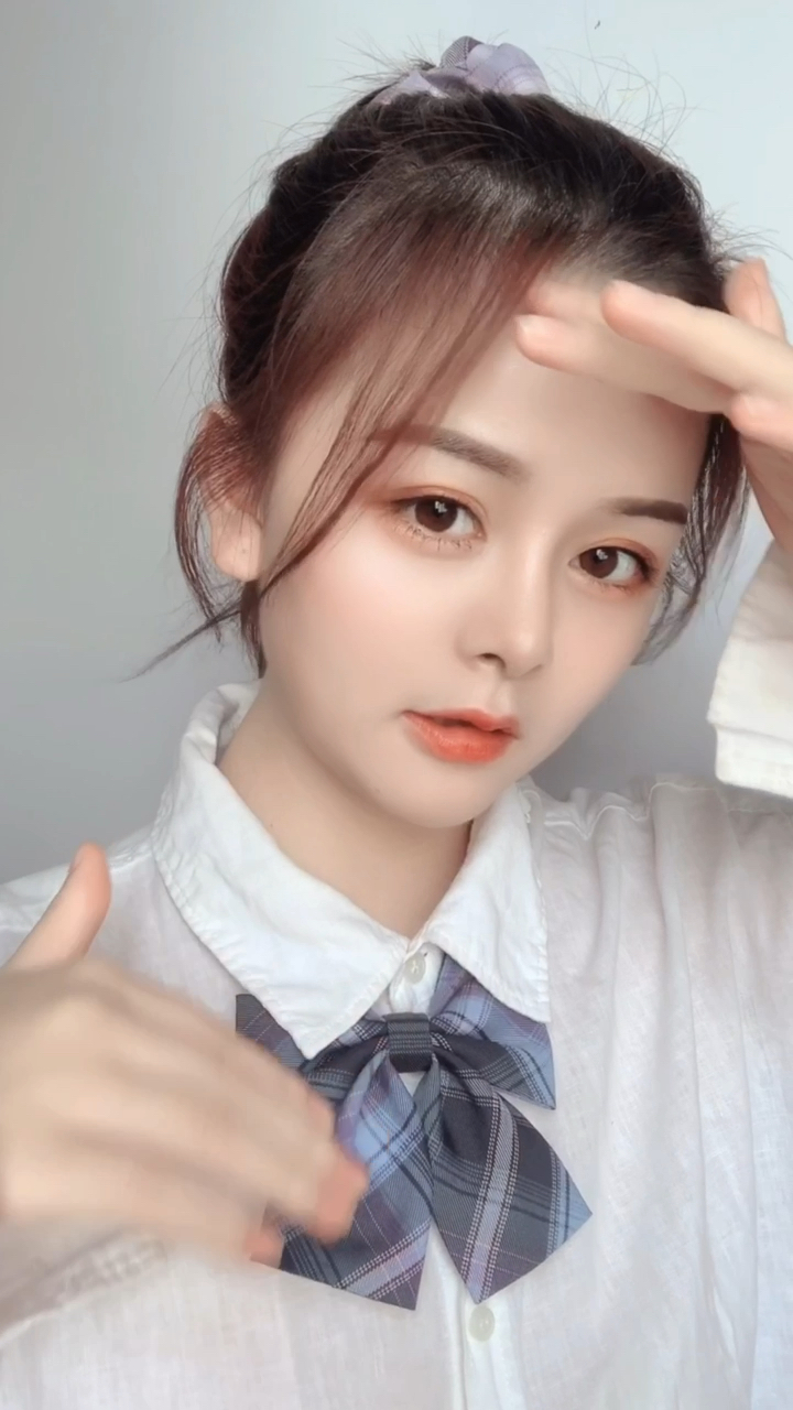 付雪梨#故事的开始是校园时期被风鼓起白衬衫的清冷少年遇上戴茶花的