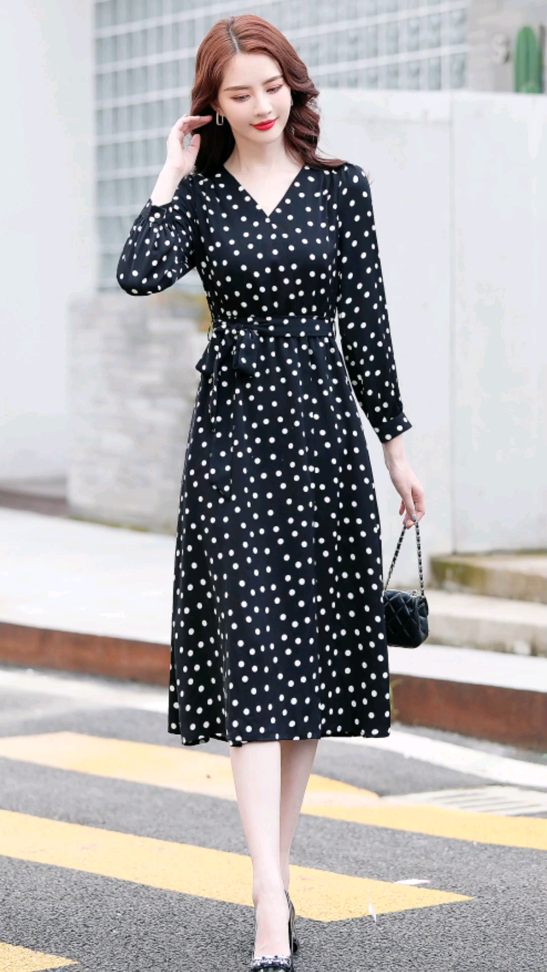 街拍#真美时尚秋装穿搭,新式优雅唯美波点连衣裙!