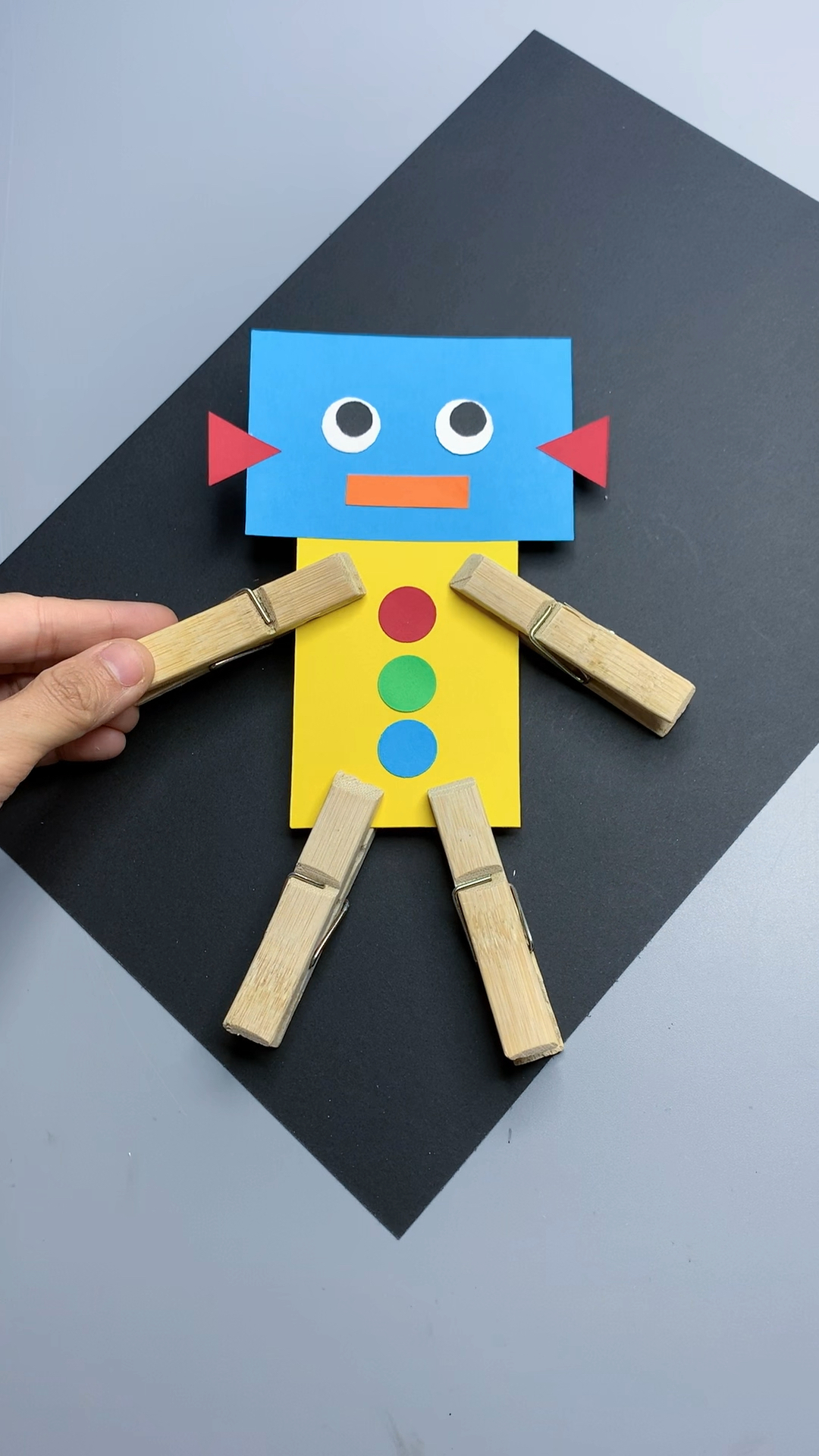 用卡纸粘贴一个机器人,简单又好看,快来试试