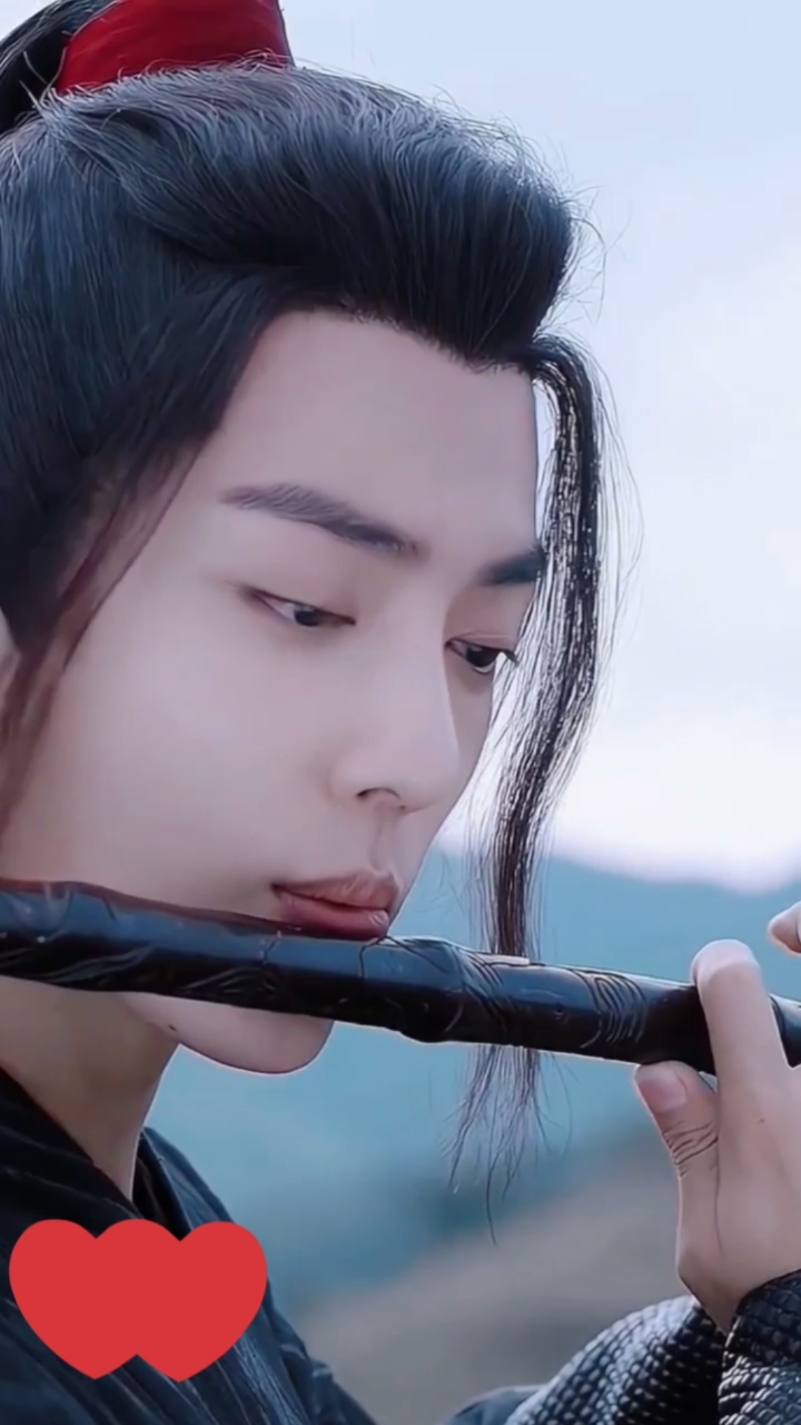 明星#肖战小日常,来波迷人吹笛瞬间,特甜帅