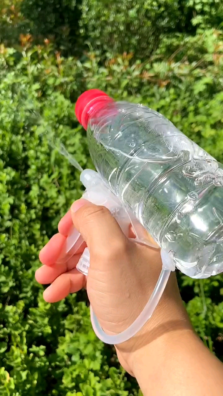 手工制作喝完水的瓶子不要丢给孩子做一个水枪吧