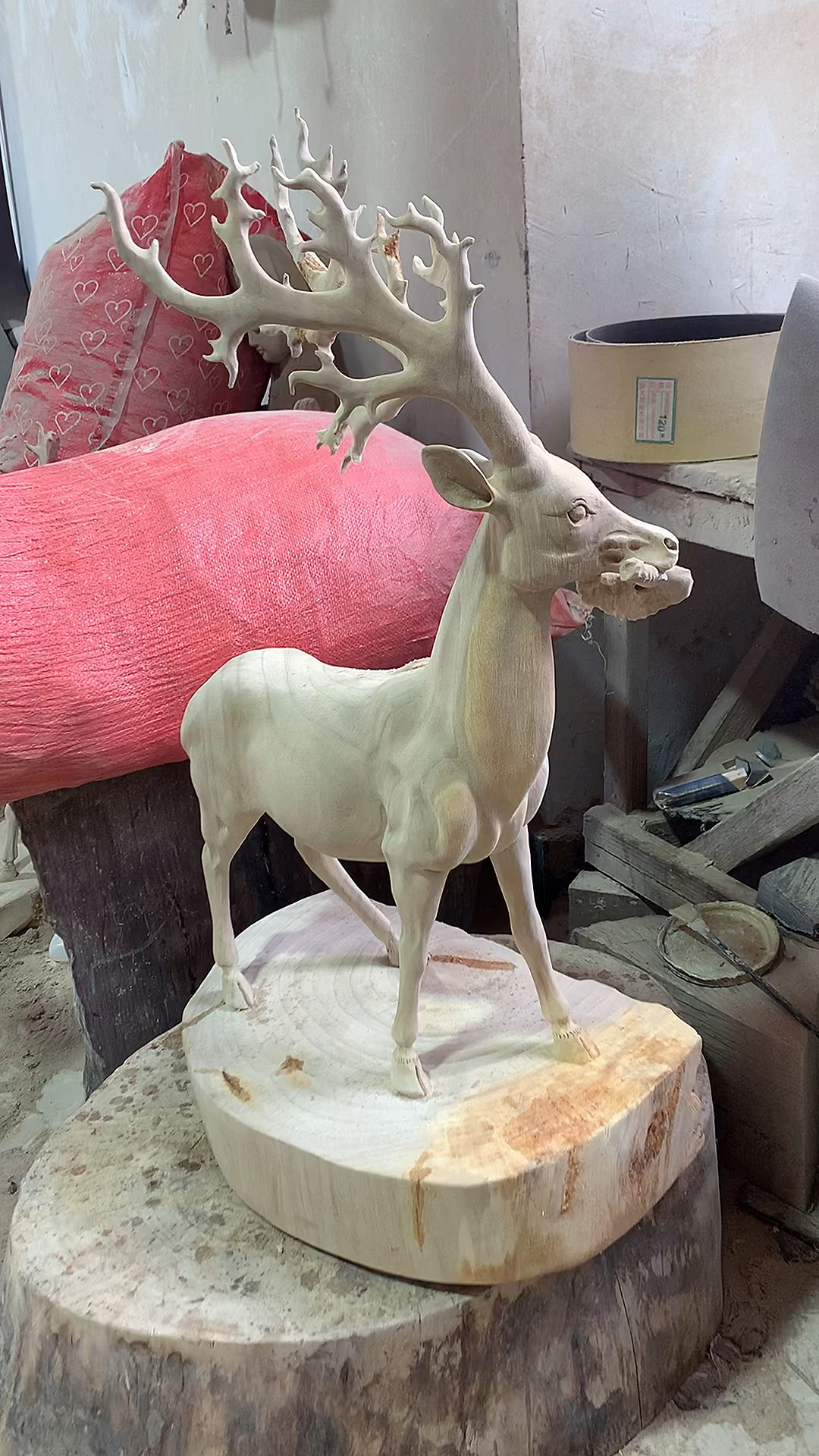 木雕制作过程木雕一路发财根雕工艺品摆件鹿