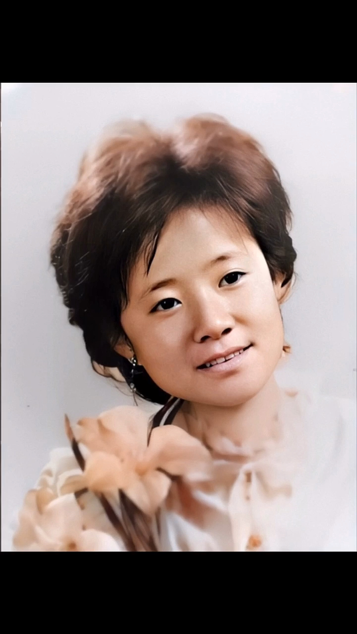 老照片修复#粉丝妈妈年轻时,修复上色后这颜值!