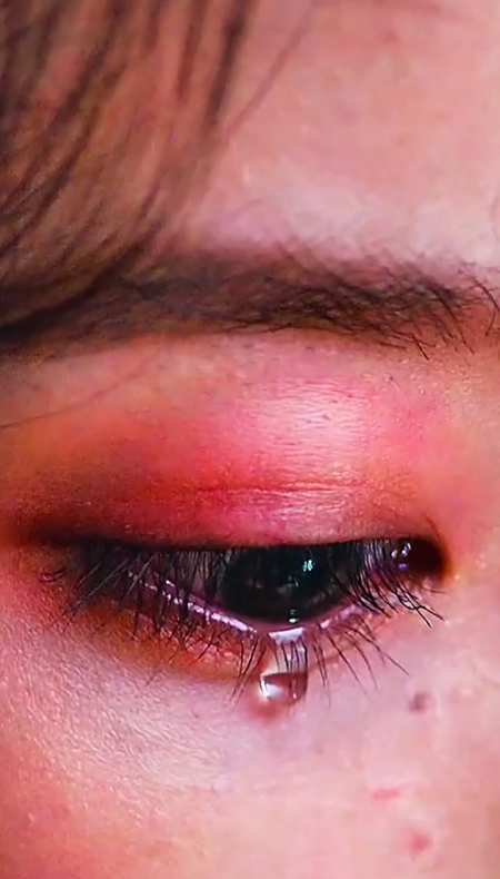 iu她一哭,我就觉得是全世界的错,原来悲伤至极眼泪是从一只眼睛流