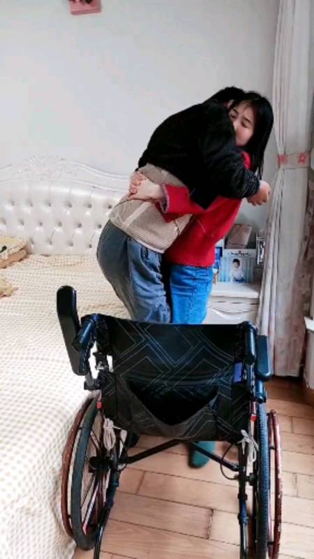 一场意外造成四肢瘫痪三年多了感谢老婆一路的陪伴与守候-全民小视频