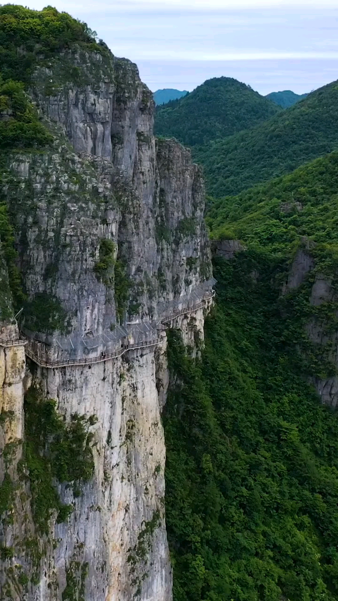 恩施大峡谷悬崖峭壁绝壁栈道的惊险