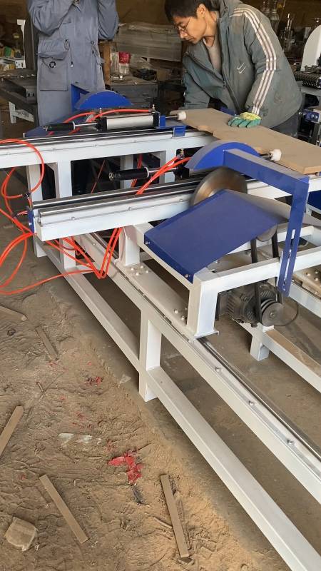 木工机械设备#木工双端齐头锯锯出木料光滑平整-度小视