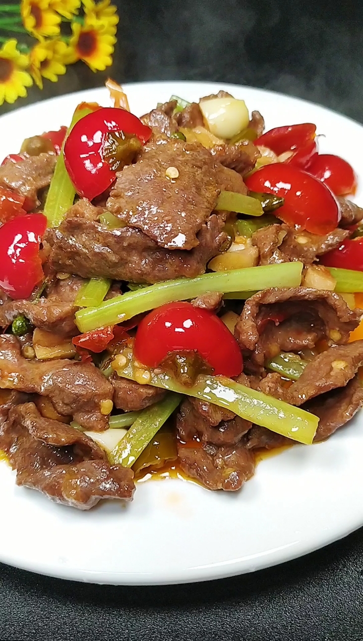 今天做泡椒炒牛肉,我老公竟然吃了五碗米饭.