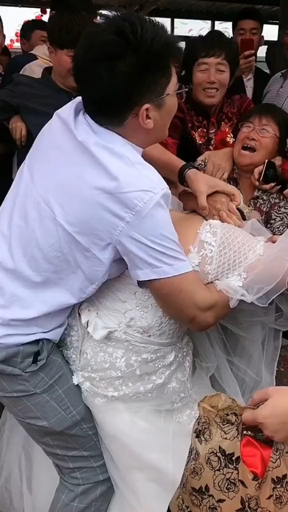 婚礼上的事#闹婚把新娘闹的不高兴了