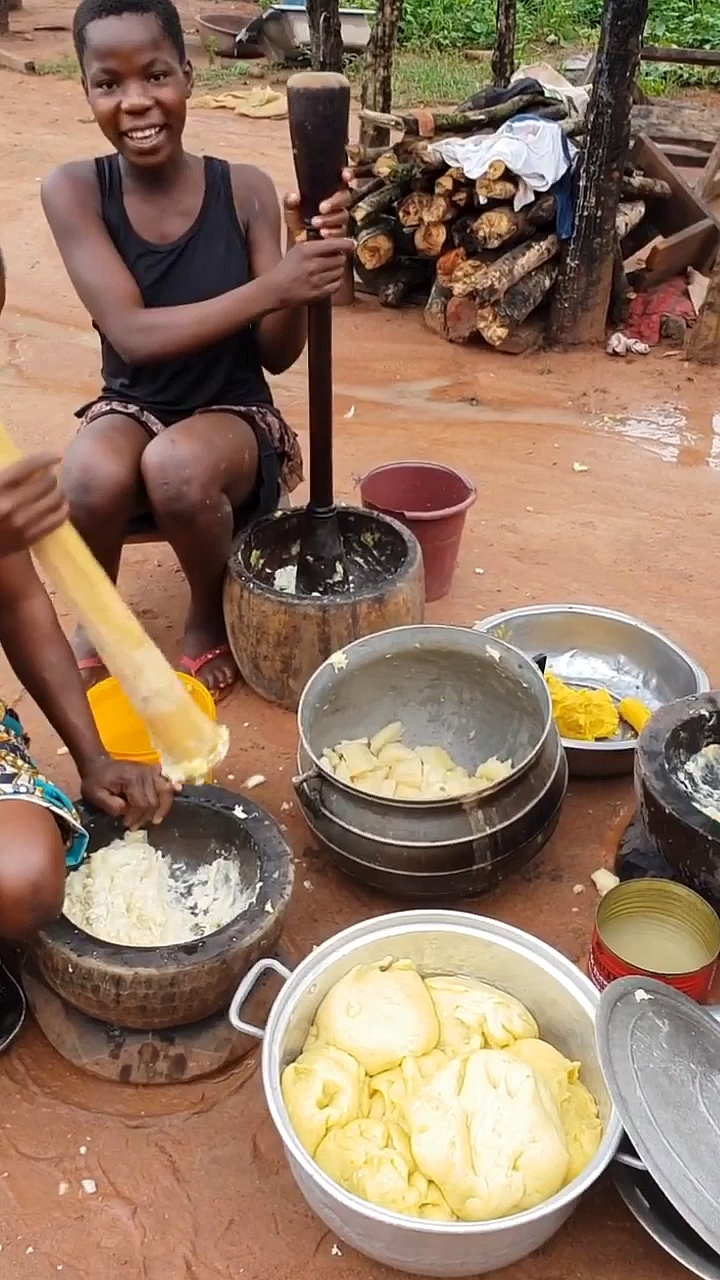 非洲人在做饭她们都是这样和面