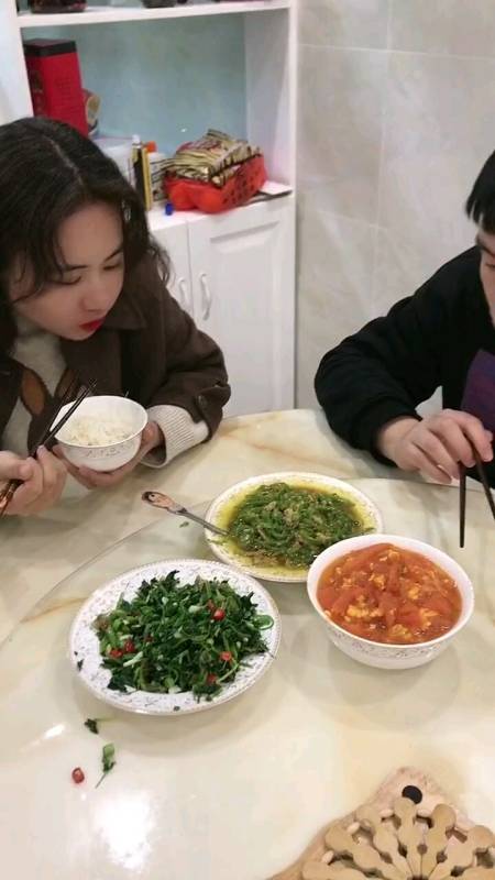 儿子带女朋友来家里吃饭,我是真看不上,做了两个菜招待,吃完快走吧