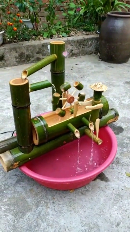 用两根小小的竹竿,就发明出了这样的水车,全自动的水车不用电,竹子