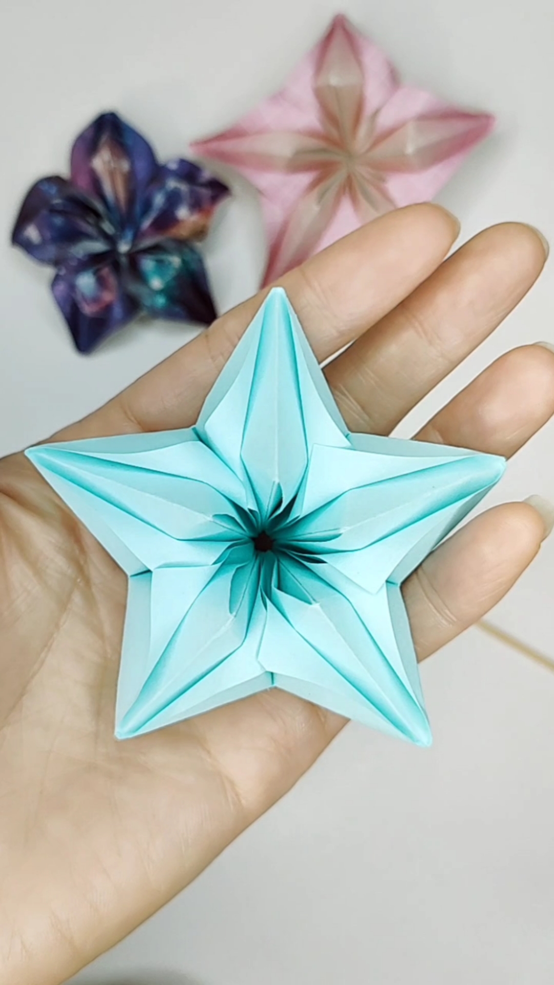 手工折纸#用5张正方形纸一折一翻就是一朵漂亮的花花,实物比图片幻览