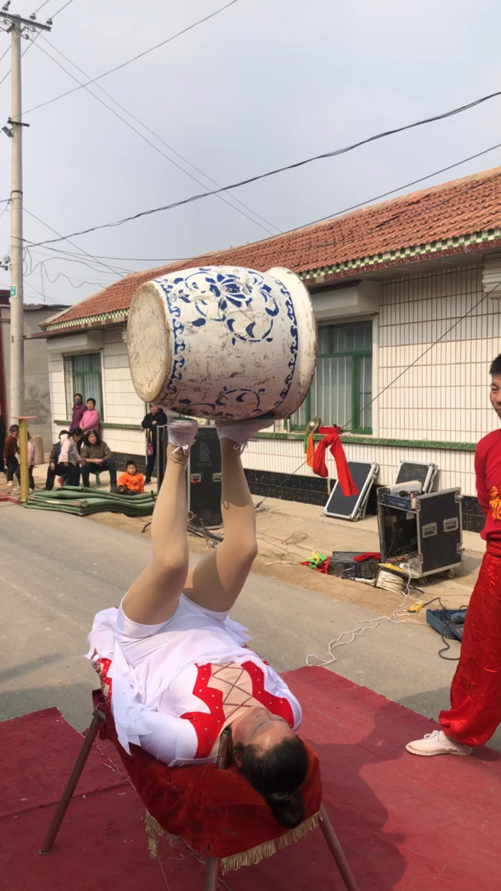 杂技表演.巧蹬花坛