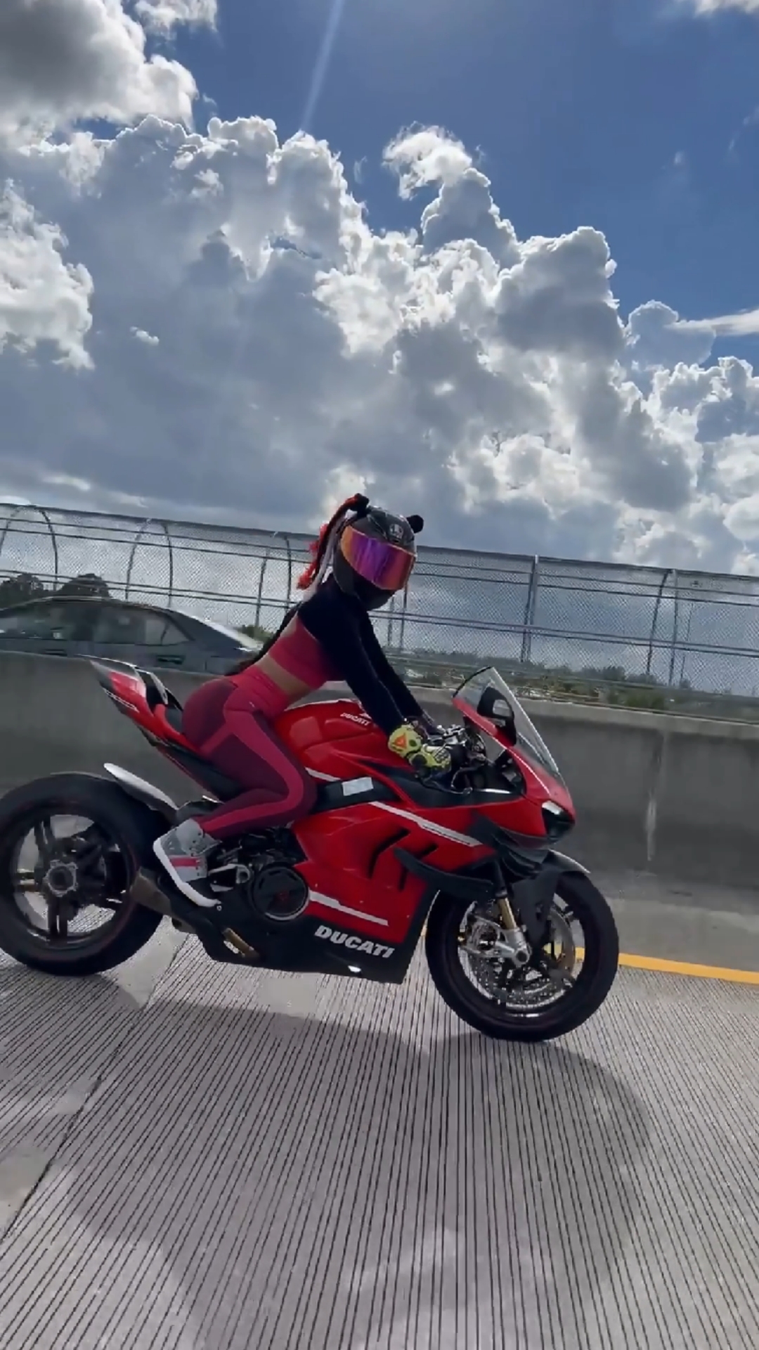 摩托车#骑杜卡迪v4跑车的姐姐