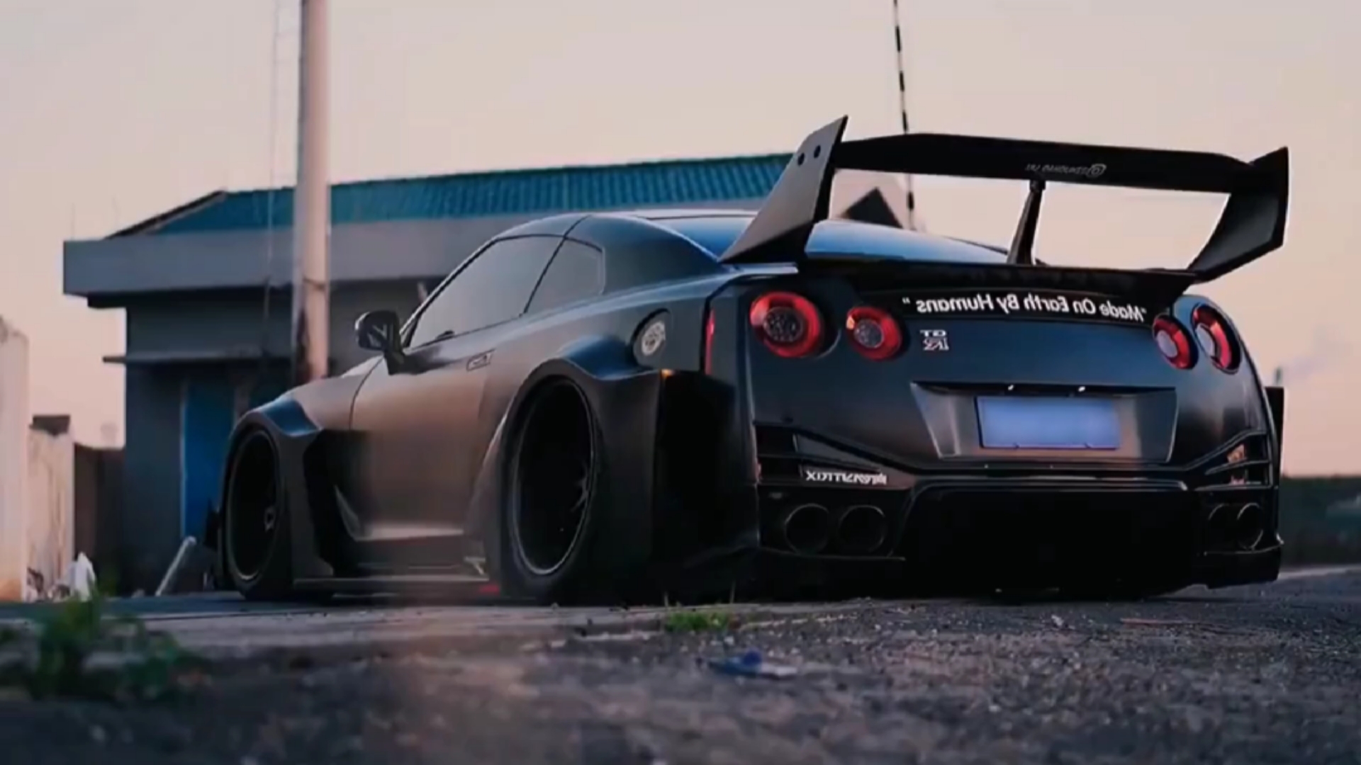 跑车近在眼前#女人口中的破尼桑,破尼桑?战神gtr!