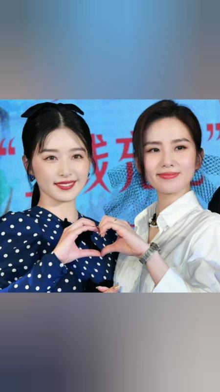 女星#刘诗诗比阚清子大1岁,二人合体出席活动,一个优雅,一个知性
