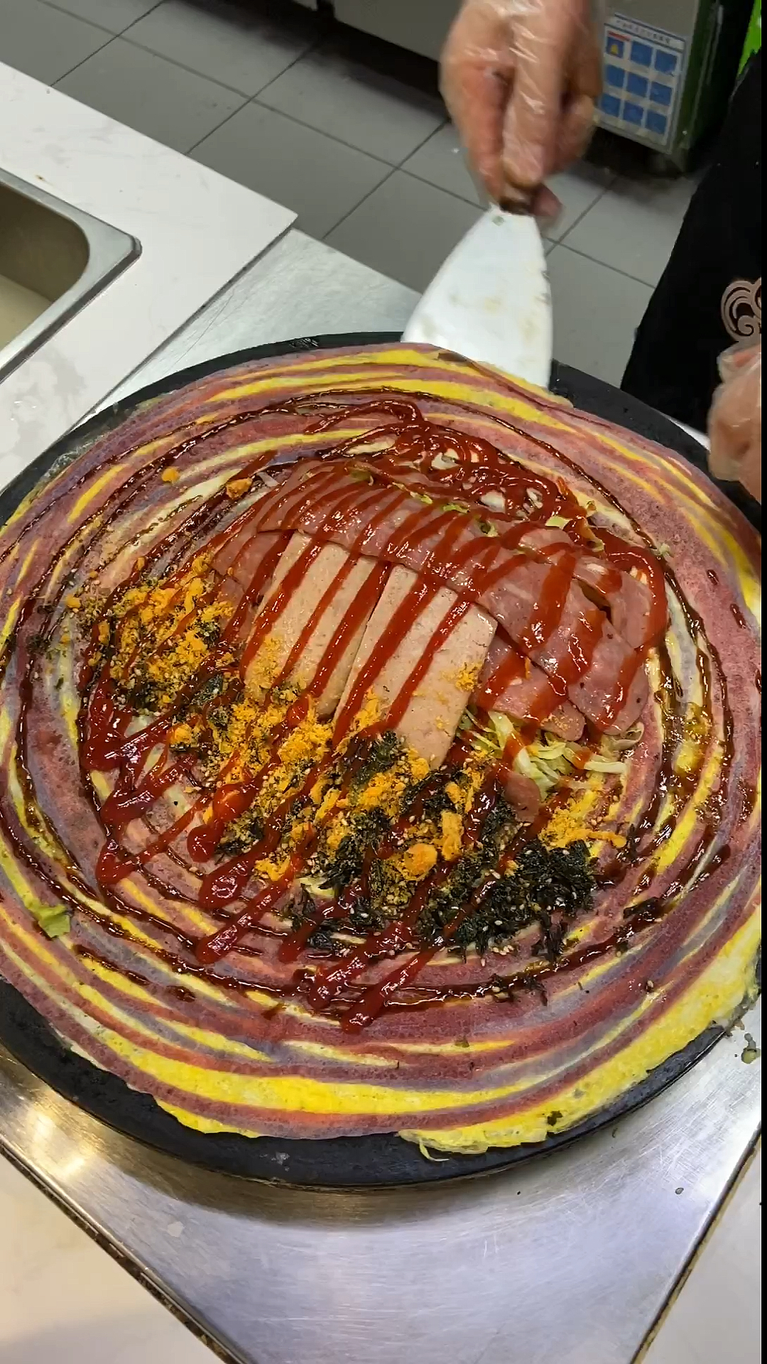 网格煎饼生意忙,上班族都说好吃干净,一天3000让人羡慕