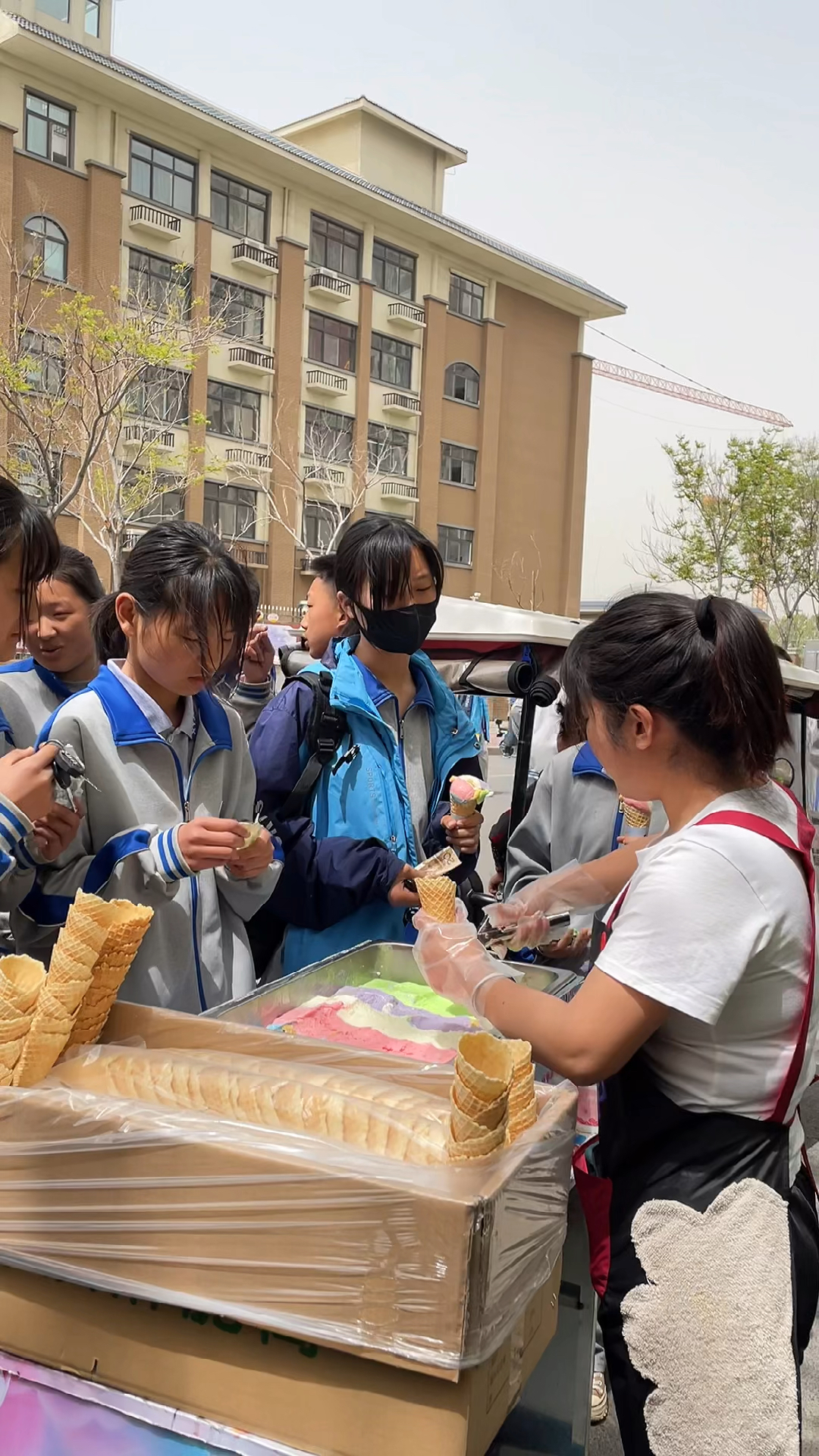 学校门口摆摊做冰淇淋,一出摊就被包围,孩子们都喜欢-度小视